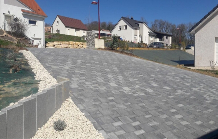 Allée pavée et terrassement